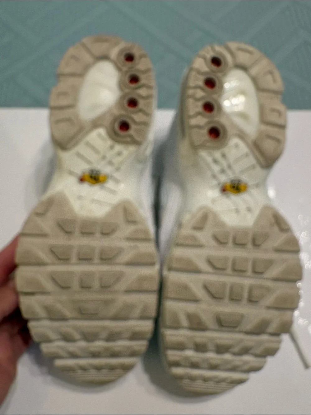 Nike Air Max Plus Shoes Triple White Mesh Running Sneaker CW7044-100 GS Sz 7Y